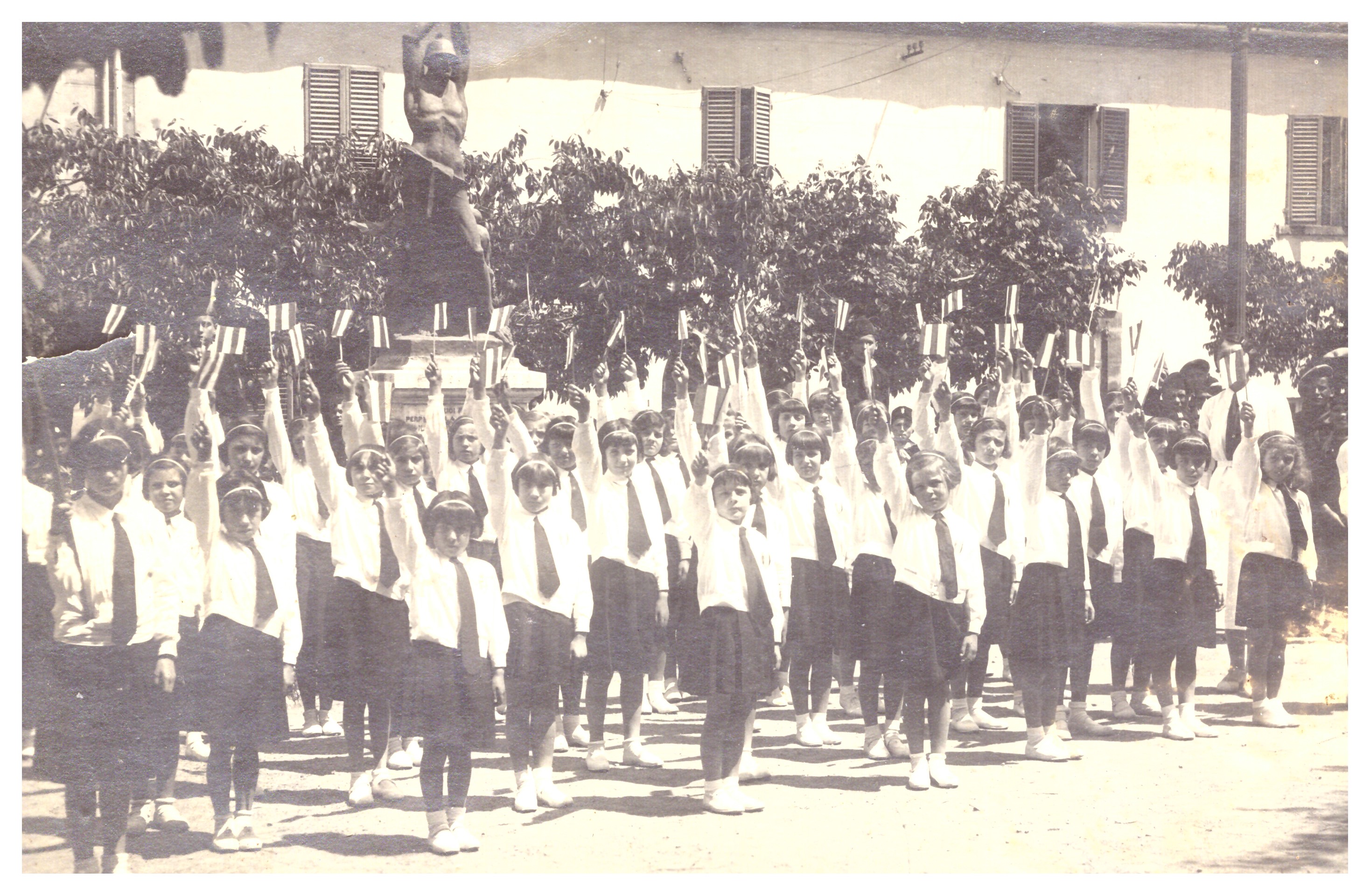 73_Piazza della Repubblica anni 30 giovani avanguardiste